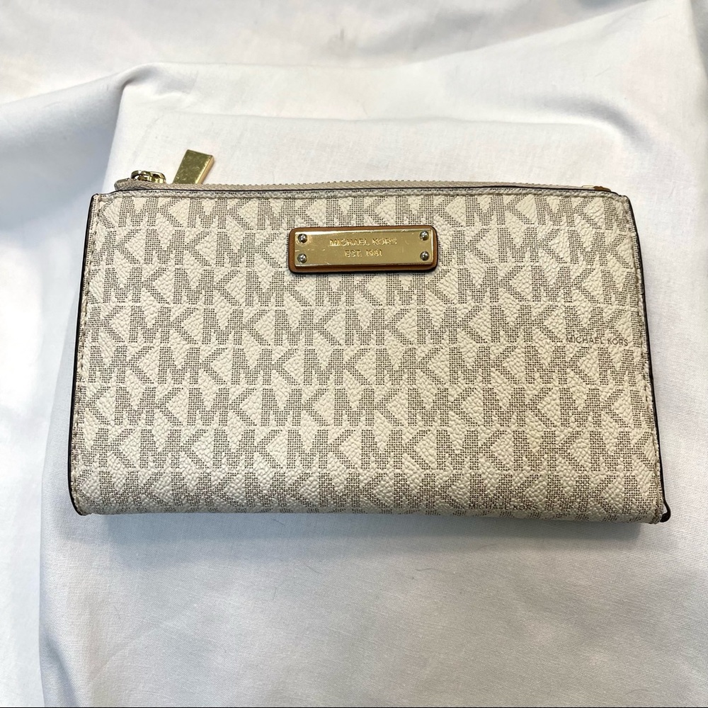 Michael Kors Double Zip Wallet with Cream Signature MK logo/print - Picture 3 of 10